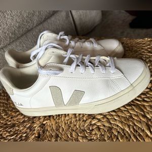 Vegan Veja. White. Size 8